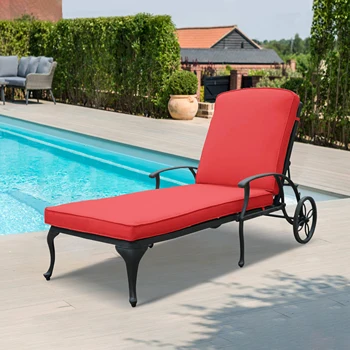 Открытый внутренний дворик с бассейном, литое алюминиевое кресло для отдыха, шезлонг